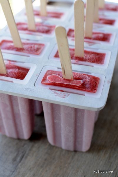 Super Easy Three Ingredient Strawberry Popsicles | NoBiggie.net