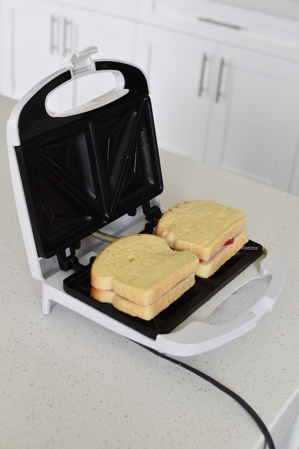 https://www.nobiggie.net/wp-content/uploads/2017/01/strawberry-stuffed-french-toast-in-stuff-and-munch-sandwich-maker.jpeg