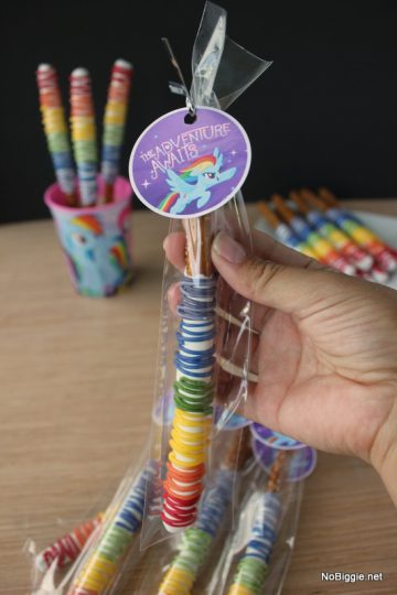 Easy Chocolate-Covered Rainbow Pretzel Rods with FREE printable